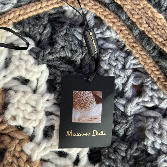 Woman’s Gorgeous Crocheted Poncho - New - Picture 6 of 7